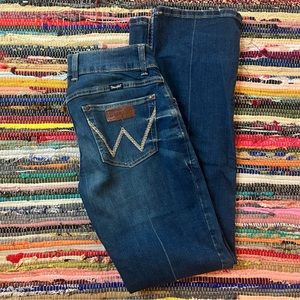 Women’s wrangler retro jeans. Size 5